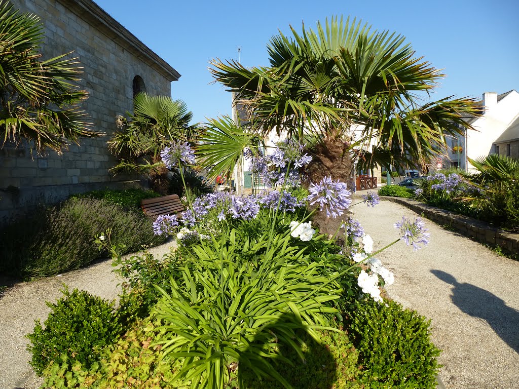 Guidel le pourtour fleuri de l'eglise by chisloup