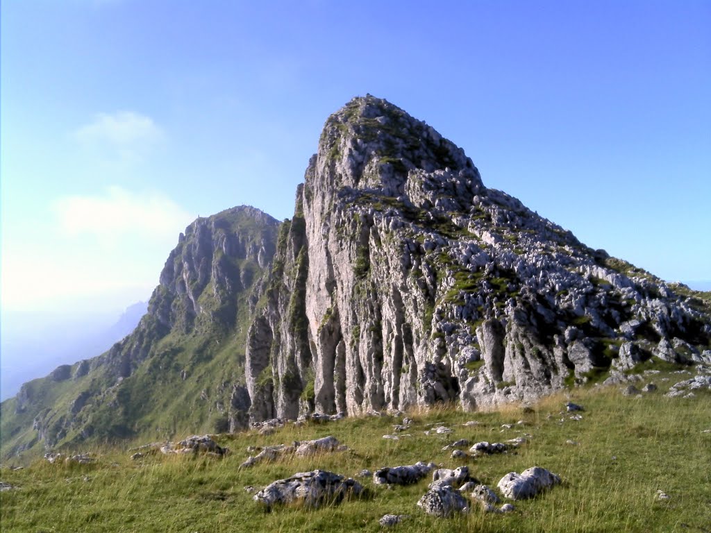 Aitzabal en primer término, tras el Aizkorri by SantiUsabiaga