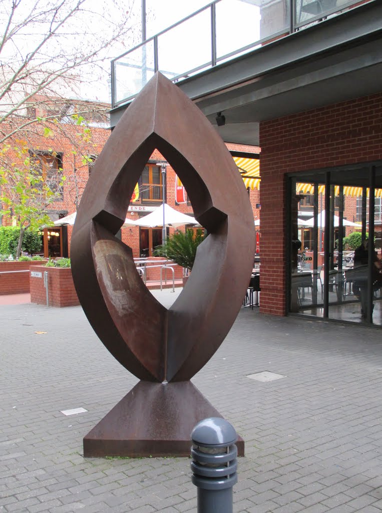 Symmetrical courtyard sculpture by Phaedrus Fleurieu