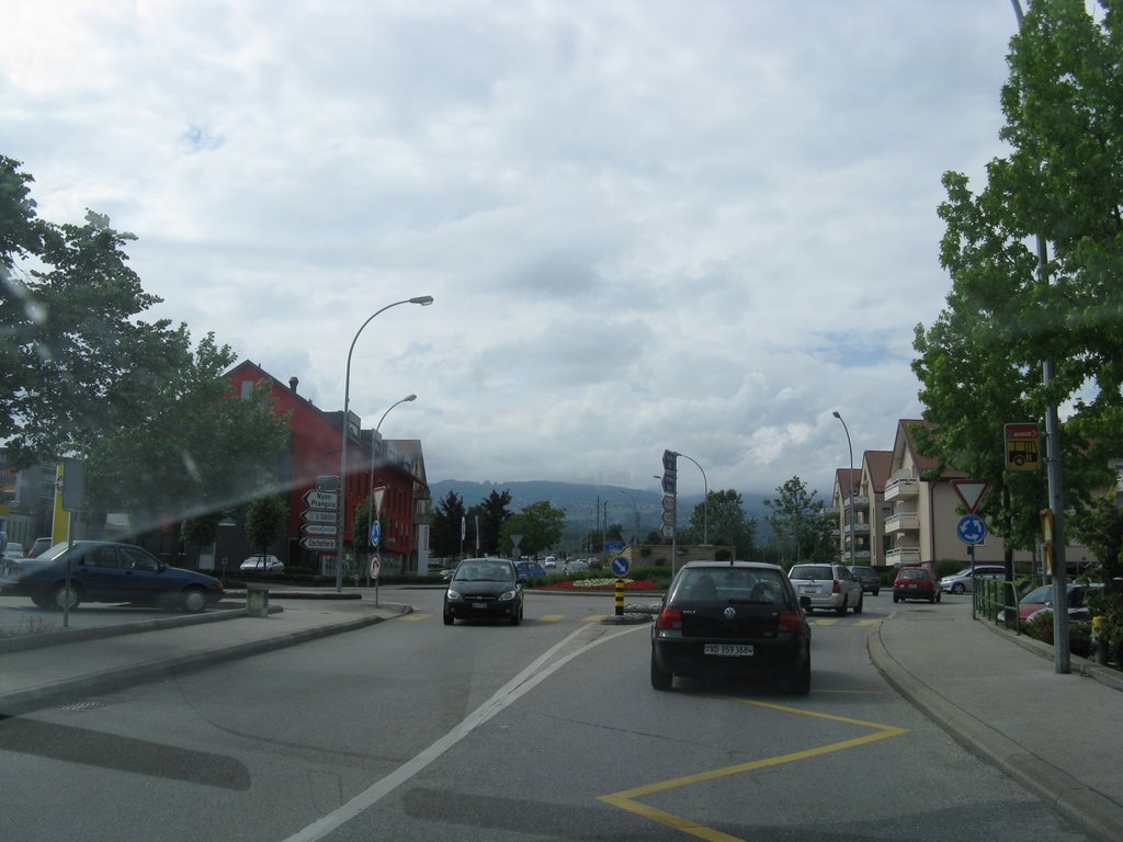 Rond-point d'Avenue du Mont-Blanc direction autoroute by Paul Myers