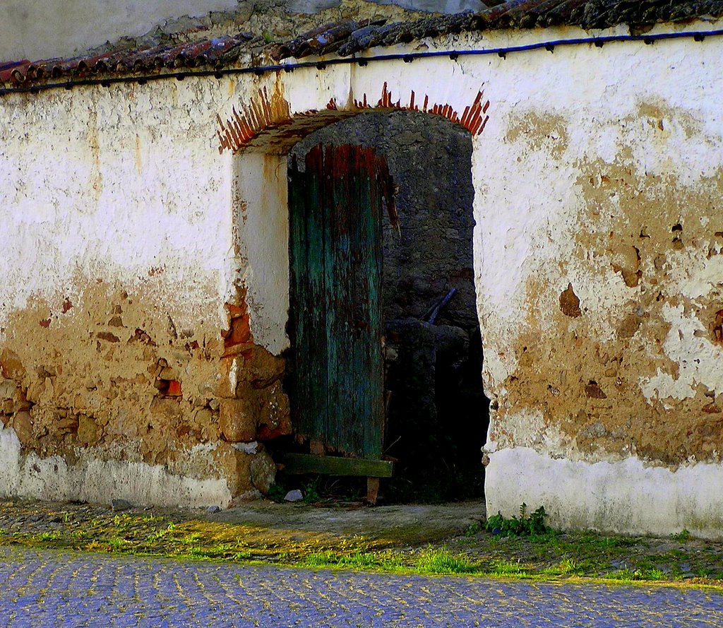 Old garage gate at Crato by 4ullas