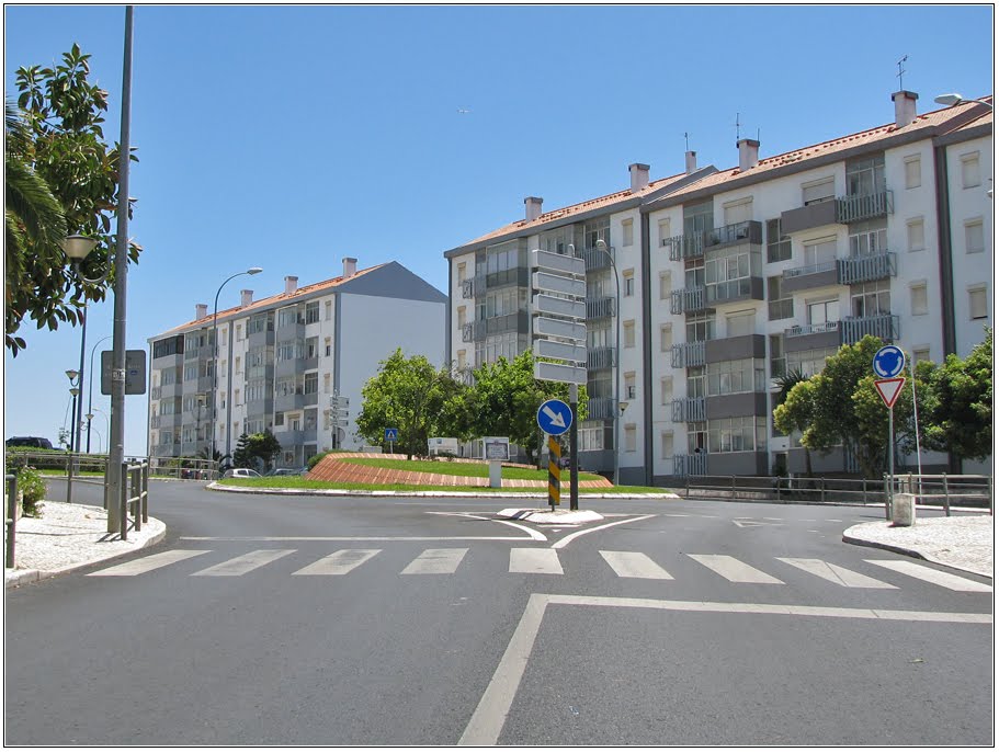 Rotunda da Avenida 25 de Abril by Barragon