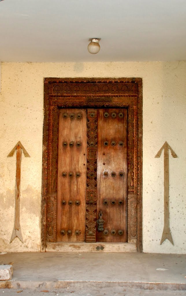 61 - Wooden door - Stone Town - Zanzibar by Bruno Campestrin