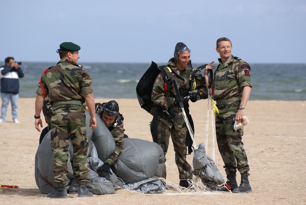 Parachutiste sur la plage le 6 Juin 2008 by Herve Legan