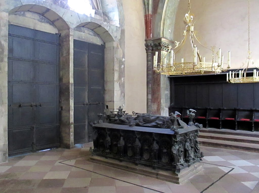 Magdeburg im Juli 2014 - der Dom: Bronzetumba des Erzbischofs Ernst von Sachsen (gestorben 1513) in der sogenannten Ernstkapelle zwischen den Domtürmen im Westwerk des Doms by bergameise