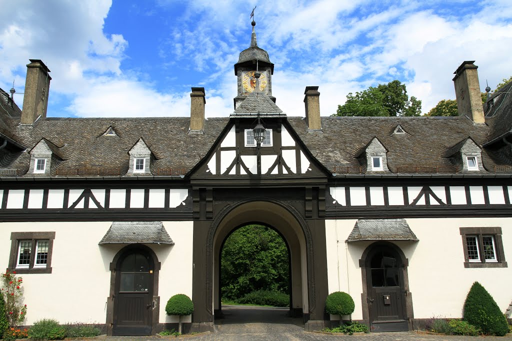 Reiterhof im Schlosspark by Thomas Ahlmeyer