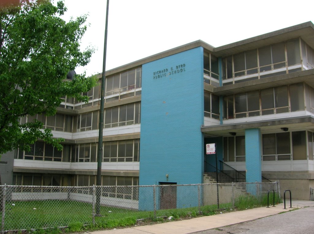 Abandoned elementary school by lazerj24