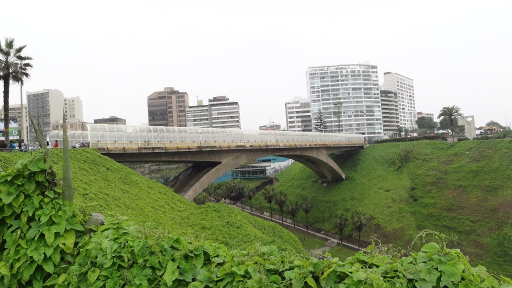 Puente de los Lamentos desde el Parque del Amor by Walter Beteta Pachec…