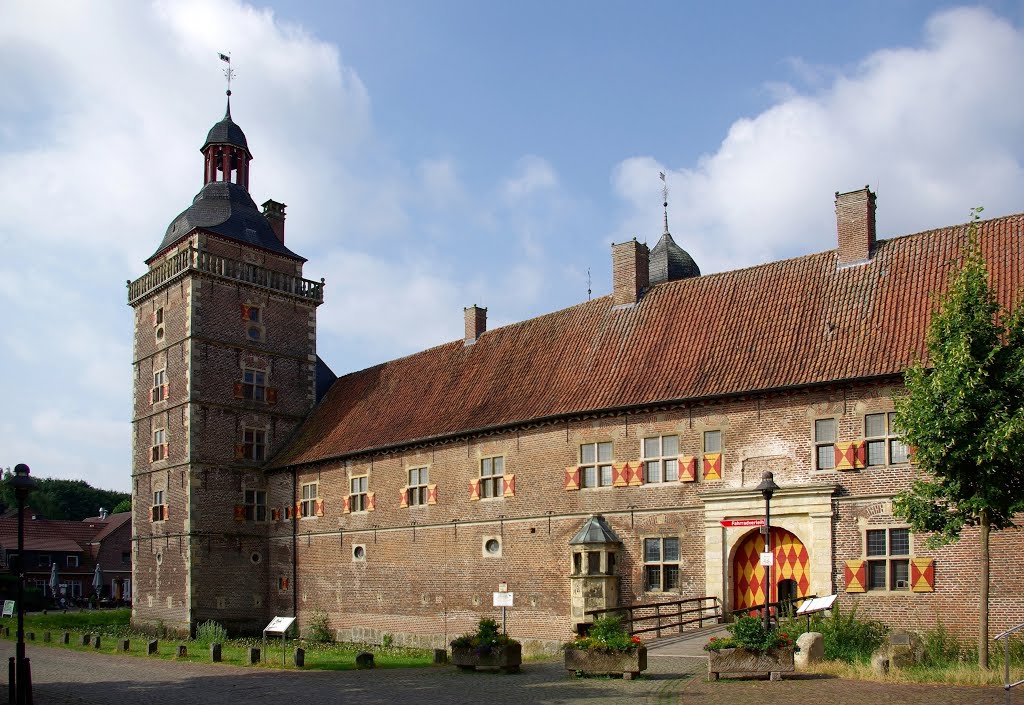 Vorburg mit Sterndeuterturm auf "Schloss - Raesfeld", n.S-W (i) by Jens H.