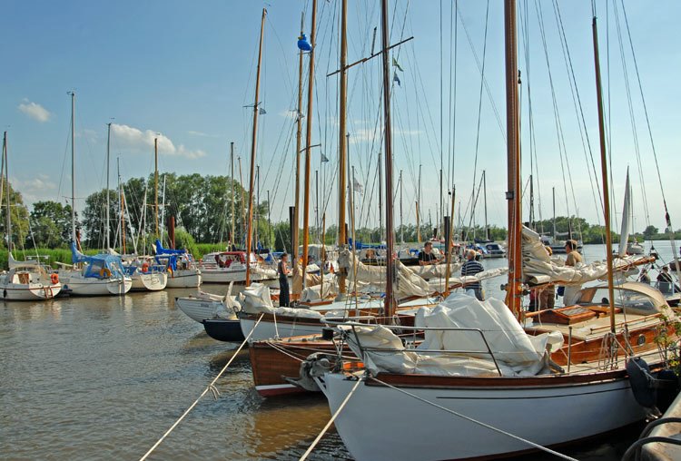 Im Päckchen liegen - der Haseldorfer Hafen ist am 7. Juni 2008 mit alten Segelyachten gefüllt wie selten. by Juliane Herrmann