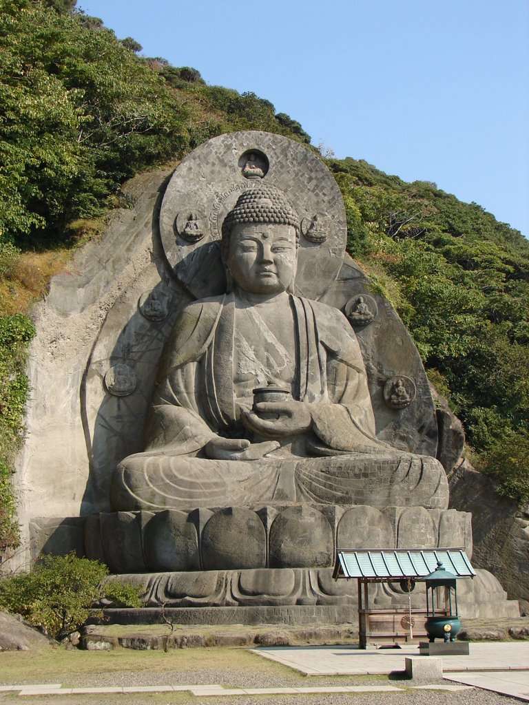 The largest seated stone Buddha in Japan by Dazeysan