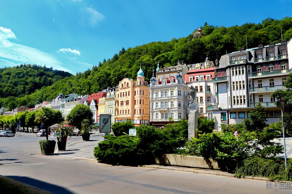 Karlovy Vary, Czech Republic - Karlovy Varyt IV. Károly német-római császárról nevezték el, aki a várost alapította az 1370-es években. 1508-ban Európa első gyógyhelye lett. A 30 éves háború idején épült ki, a 18. században híres európai fürdőhellyé vált. 1759-ben egy tűzvészben nagy része leégett, és utána klasszicista épületeket emeltek. by Bazita Gausss