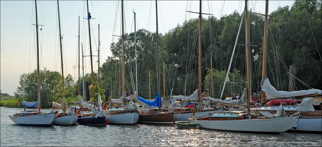 Schöne alte Segelyachten im Haseldorfer Hafen by Juliane Herrmann