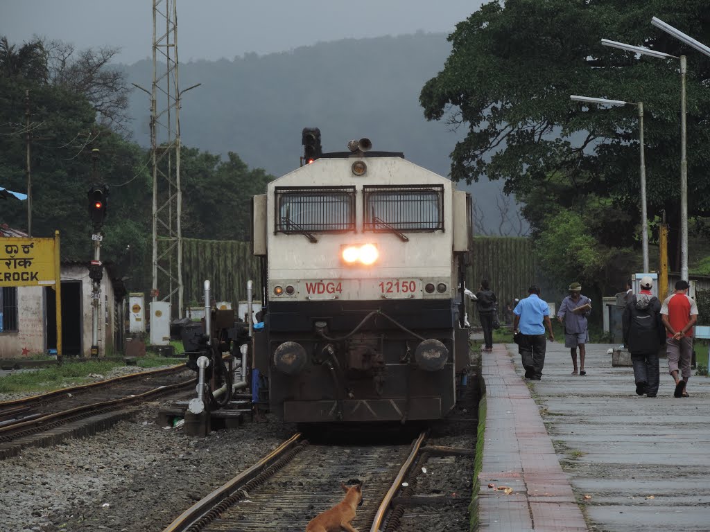 Locomotive at Castlerock Station... by Akshay Yardi