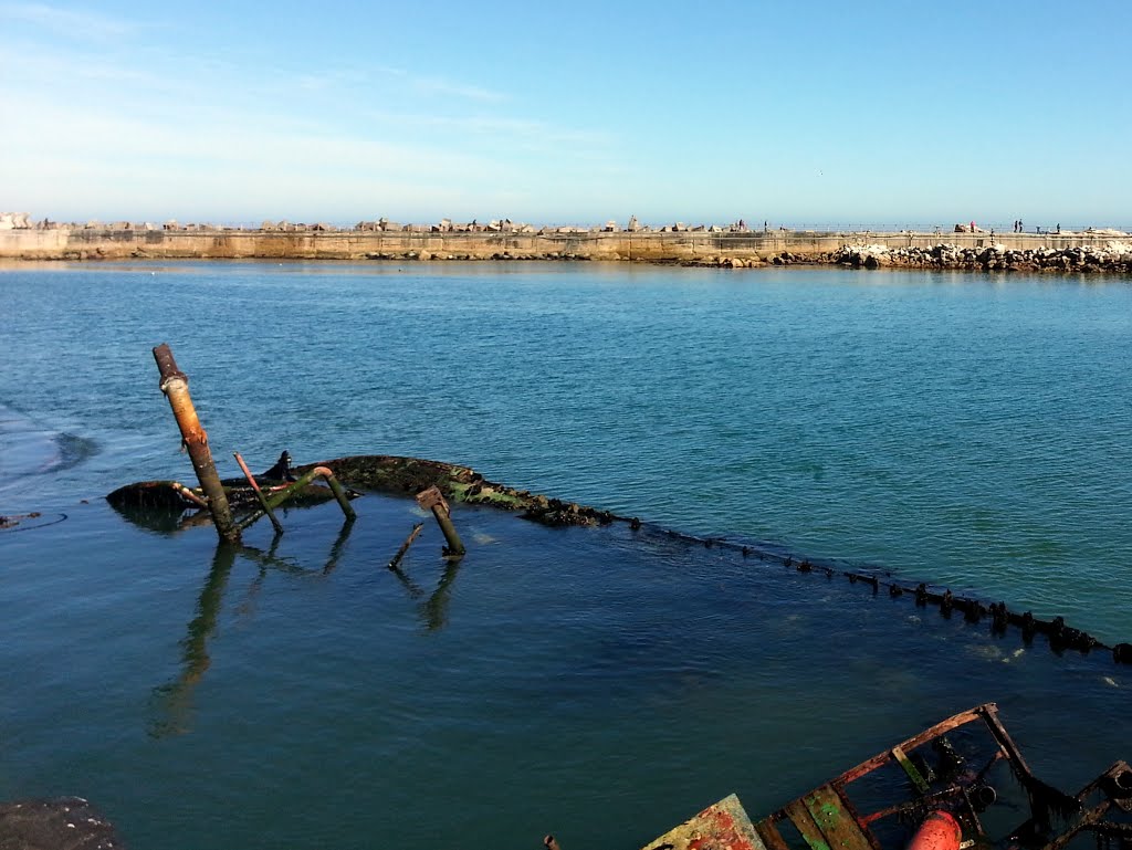 D, Empty harbour. by Deontjie