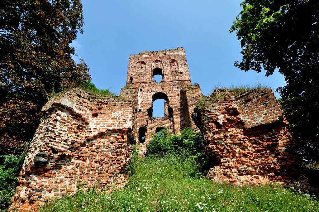 Zamek biskupi z XV wieku w Borysławicach Zamkowych by Lucivo