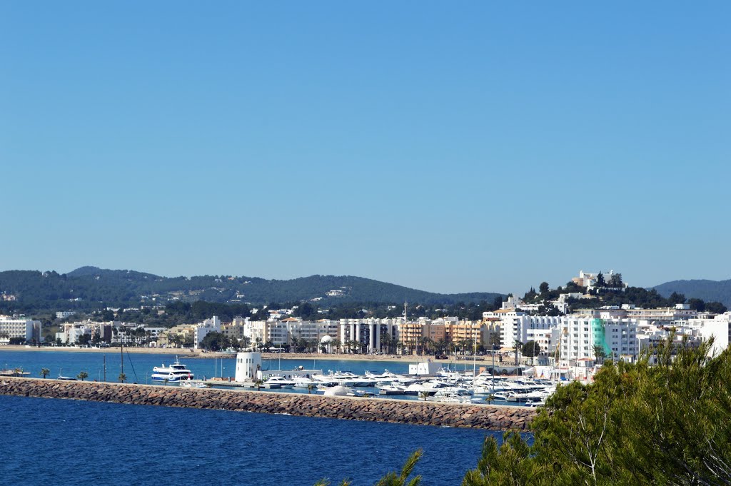 Vista del Club Náutico y Ermita de Santa Eulalia del Río desde el Peñón by Manuel López Gutiérr…