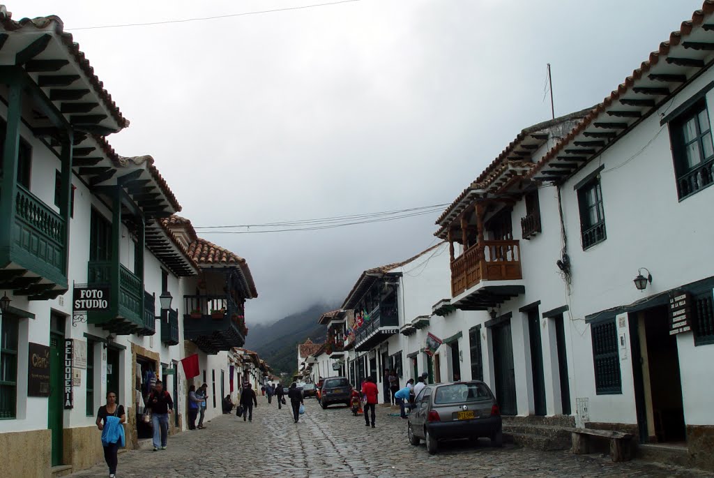 Cra 9 hacia la Plaza. Villa de Leyva, Boyacá, Colombia by alvaro espinel