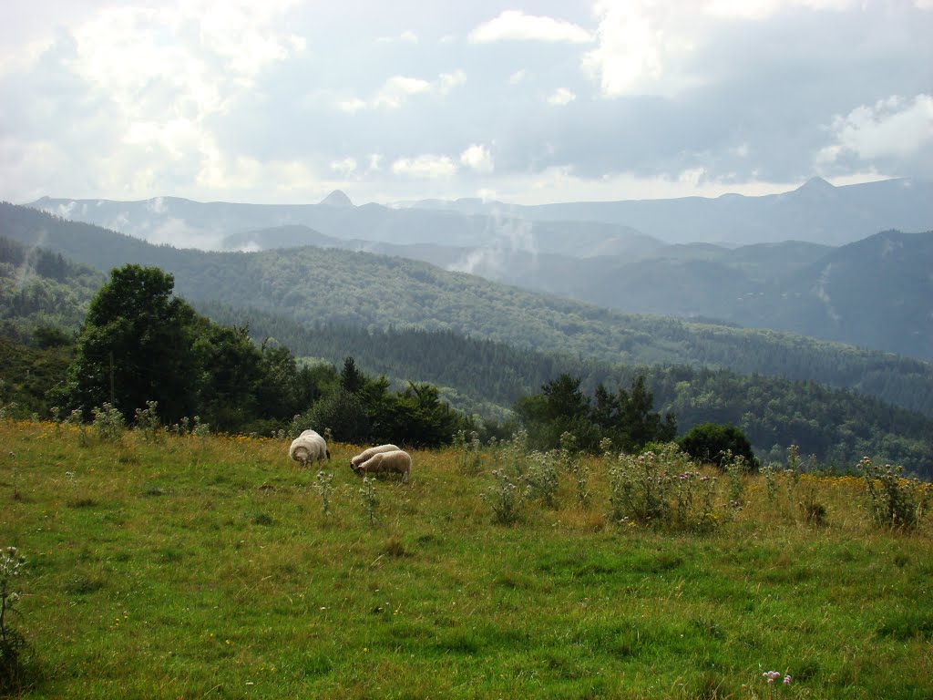 Le Vivarais (panoramique sur ) : le cirque des Boutières,volcans et Monts d'Ardèche. Département de l'Ardèche, Rhone-Alpes,FRANCE. by sebru