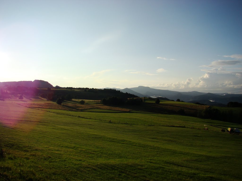 Le Vivarais (panoramique sur ) : le cirque des Boutières,volcans et Monts d'Ardèche. Département de l'Ardèche, Rhone-Alpes,FRANCE. by sebru