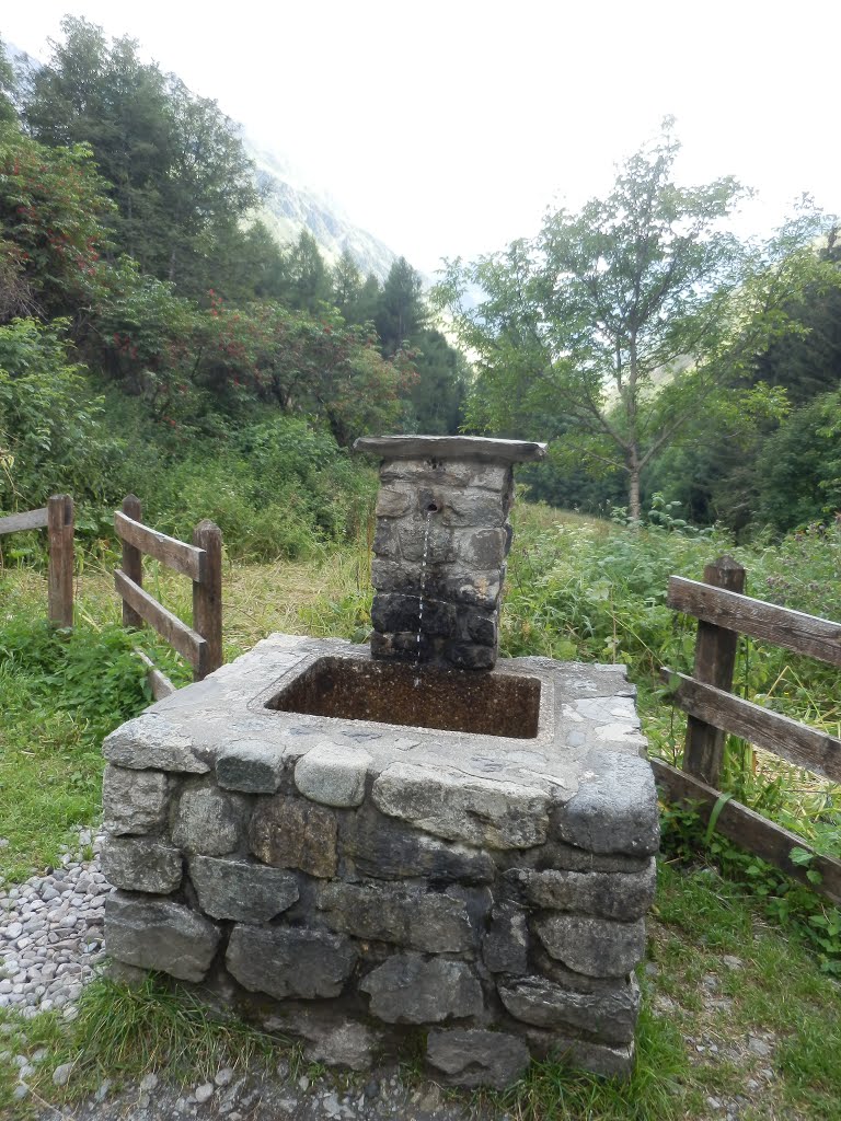 Fontana presso il paese abbandonato di Navette, La-Chapelle-en-Valgaudemar by Alessandro Collet