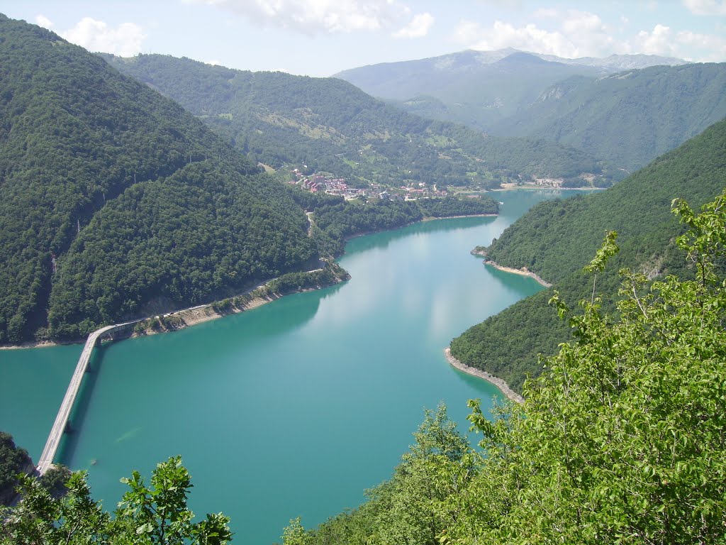 Pivsko jezero by Milomir Jerinic