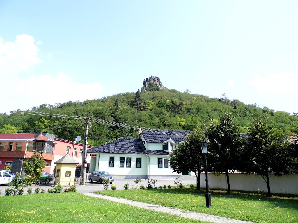 Hrad Hajnačka / Castle Hajnáčka by Denis Ondriškovič