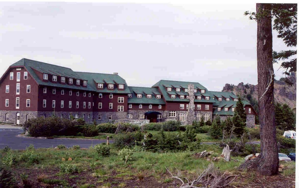 Crater Lake Lodge 2001 by dennisdw1