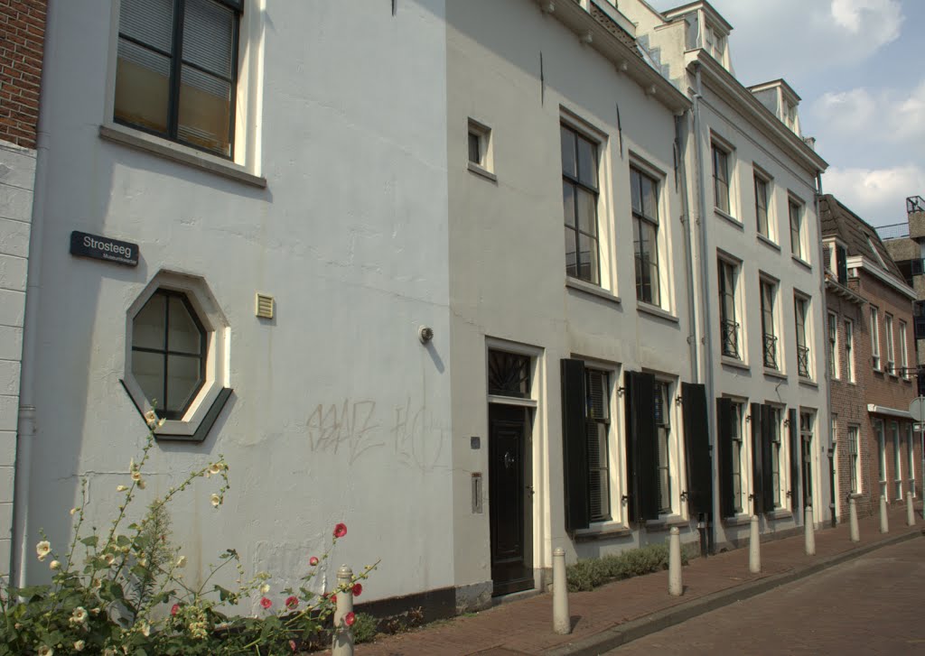 Strosteeg de toegang naar de parkeergarage Springweg. by Jan Dijkstra