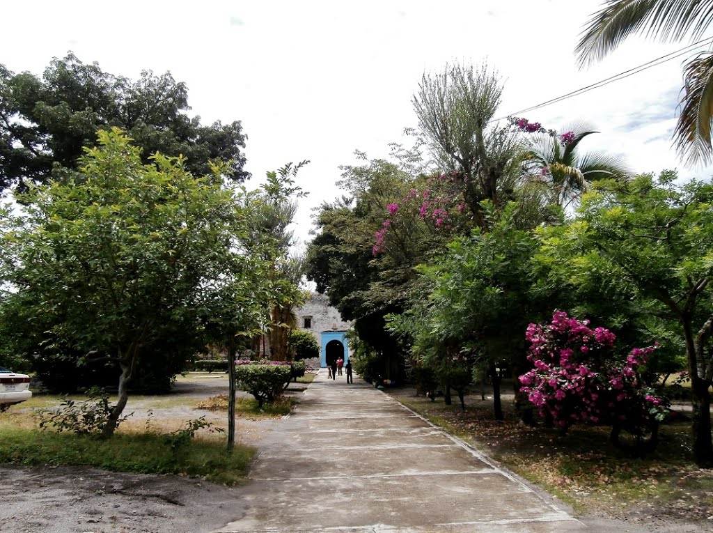 ACCESO AL TEMPLO DE LA ASUNCION EN TEMIMILCINGO, MORELOS 2014 by Sergio Arce