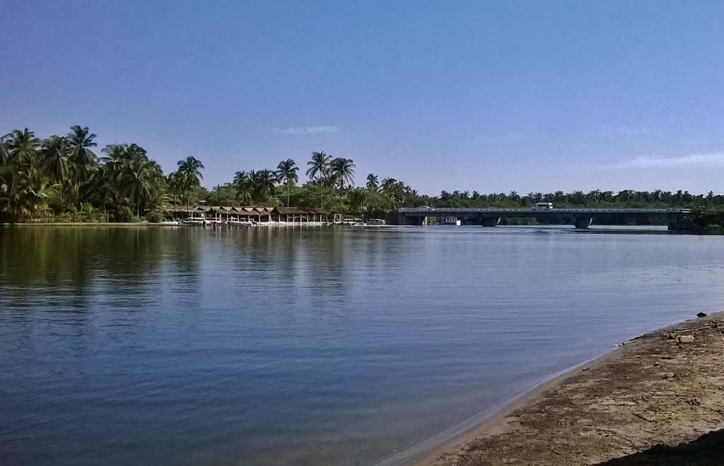 COMERCIOS Y PUENTE EN BARRA VIEJA, ACAPULCO, GRO. JULIO 2014 by Sergio Arce