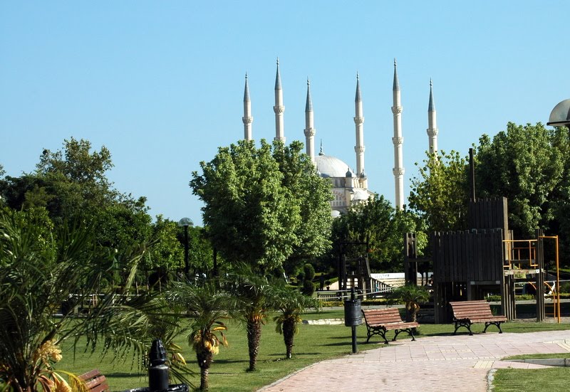 Karşıda Adana Merkez cami, Osman Ünlü by Osman Ünlü