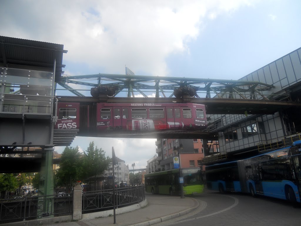 Schwebebahn in Wuppertal by Christoph Rohde