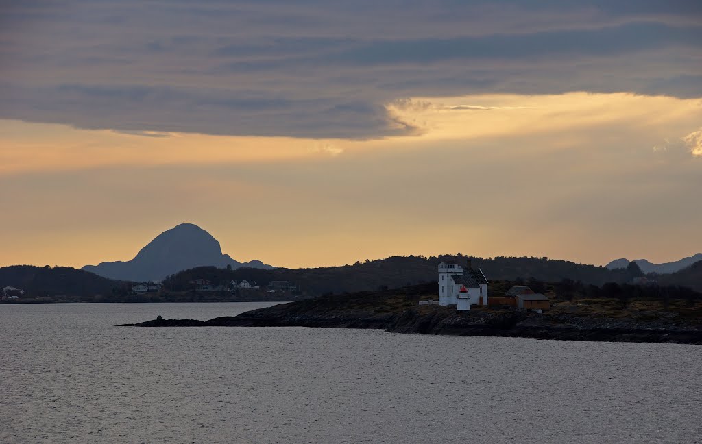 Vor Brønnøysund, Prestøyan Fyr und Torghatten, Hurtigruten Februar 2014 by H.Sandvoß