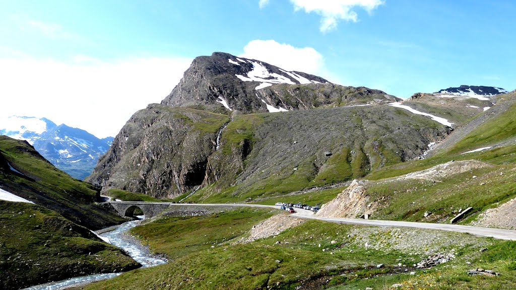 Le Pont de La Neige et La Ouille de La Jave (2867m) sur la route du col de l'Iseran by Vince19