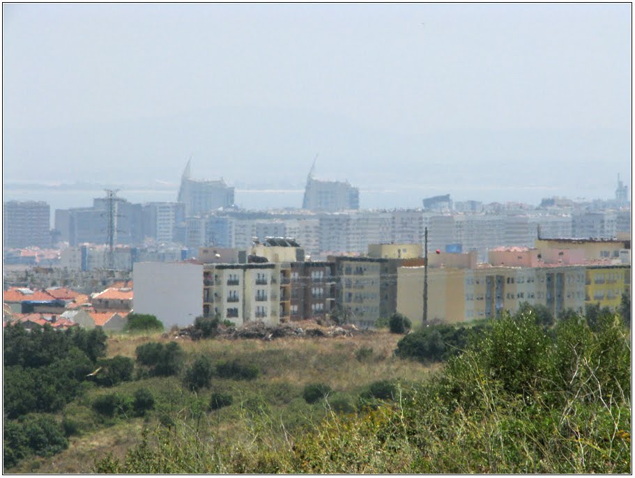 Vista para o Bairro de Santiago - Camarate, Portela e Parque das Nações by André Barragon