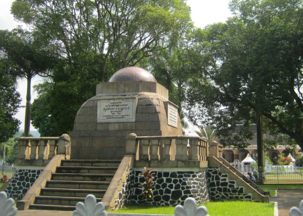 Monumen Lingga Alun-alun Sumedang by Devitapra