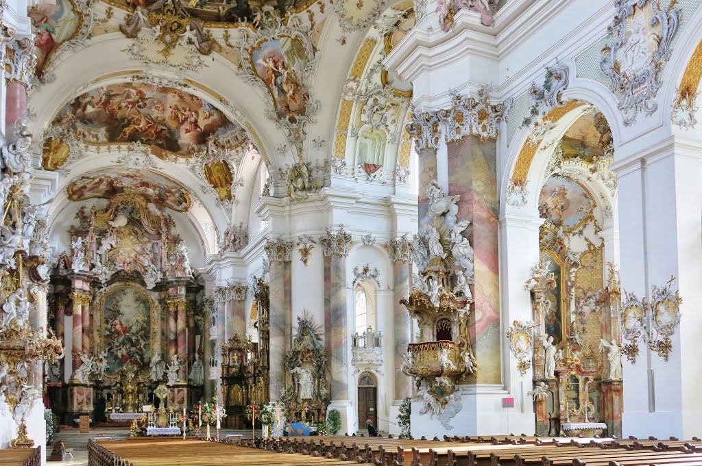 Ottobeuren, 1250 Jahre Benediktinerabtei 764-2014, Chorraum mit Hauptaltar, Vierung mit Kreuzaltaltar, re. Vierungspfeiler: Kanzel mit der Verklärung Jesu auf dem Schalldeckel, J.M. Feichtmayr 1763-64 by Günther Bogensberger