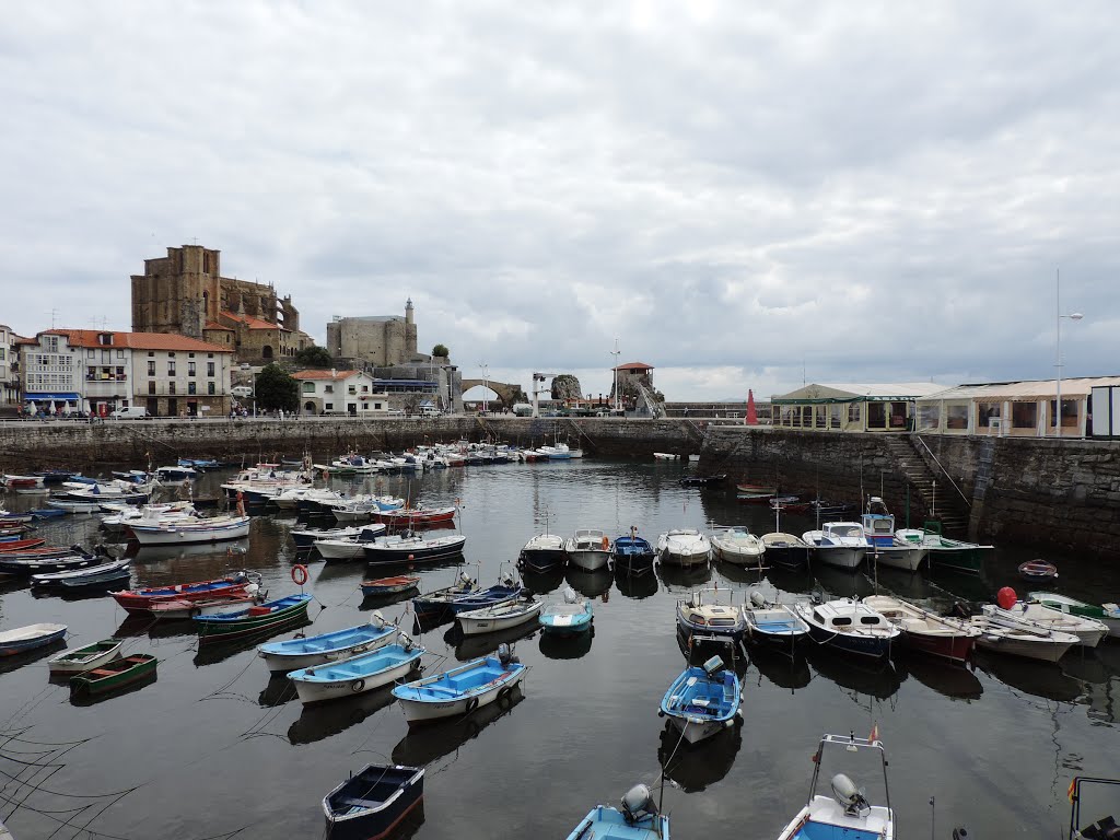 Puerto en Castro Urdiales , Cantabria., (Estepa32). by Estepa32