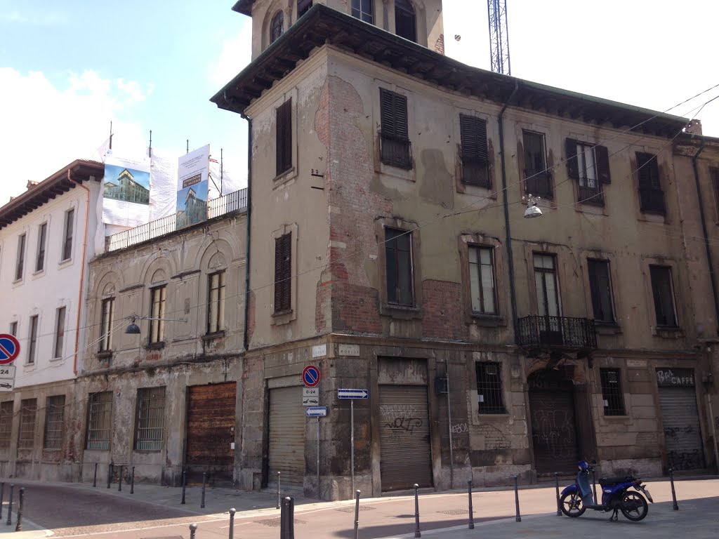 Milano; scorcio urbano di sbieco, 6 agosto 2014 by Signor Darcy