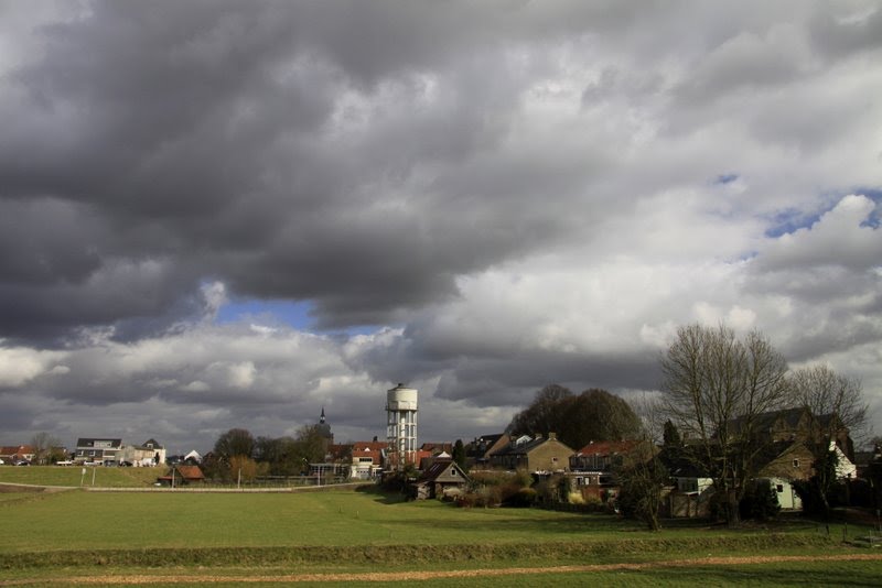 Vianen op een winderige herfstdag, gezien vanaf de Ringdijk. by Jan Dijkstra