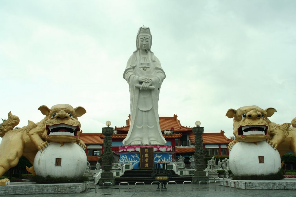 Kuan Yin statue in Keelung by Niels Bosboom