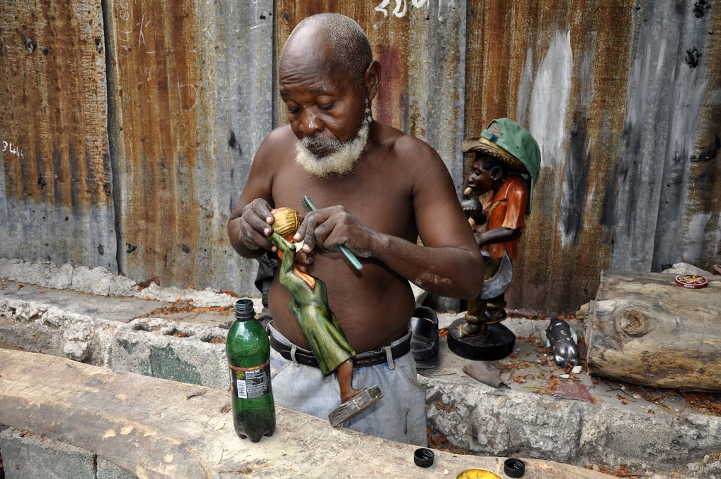 Sculpteur à Pétion Ville by Francois VINCENT