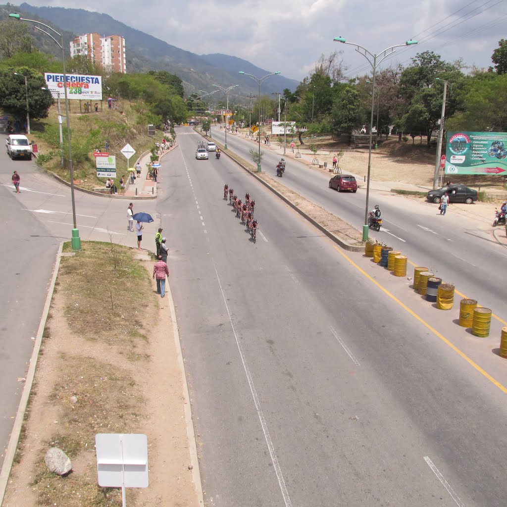 CICLISTAS, VUELTA COLOMBIA by Yuviel Gayón