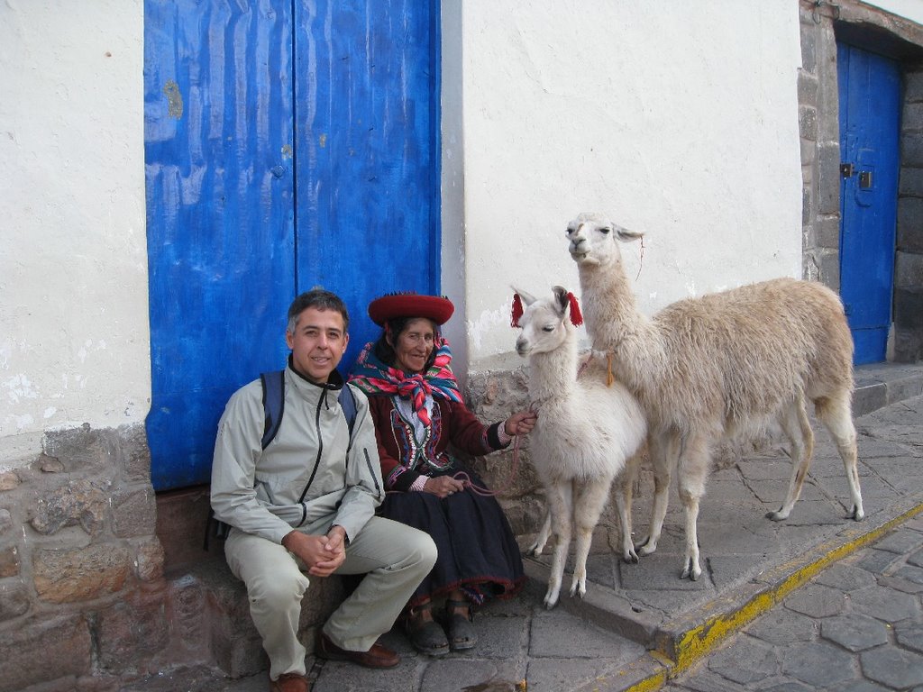 Quichua y llama - Cuzco by ibarburu