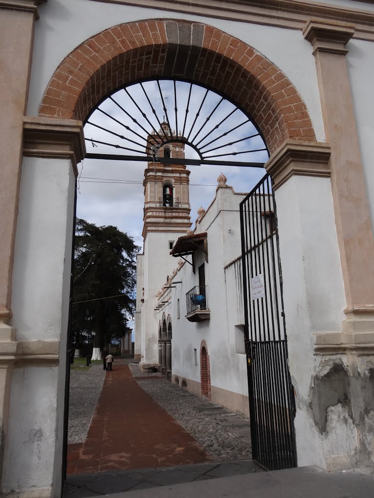 Acceso sur al ex convento de Tecaxic by David  Linares Baroc…