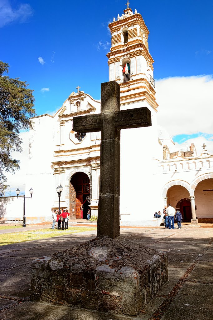 Cruz atrial y Nuestra señora de Tecaxic by David  Linares Baroc…