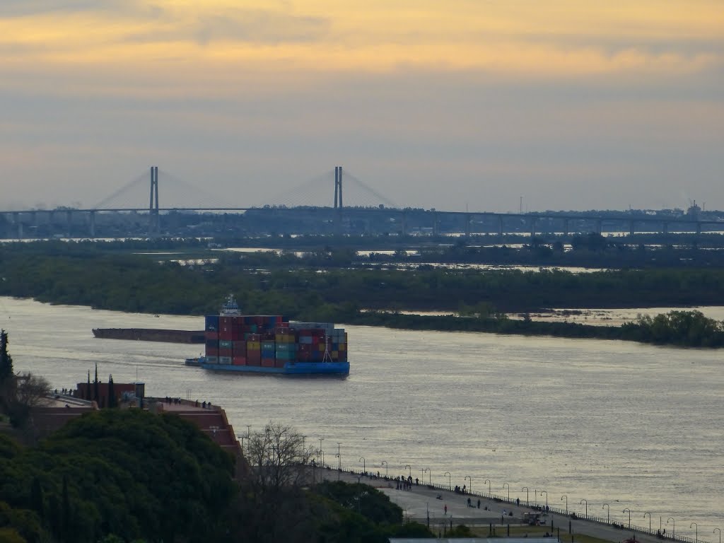 El puente Rosario Victoria desde lo alto del monumento a la bandera (jfe) by Javier E