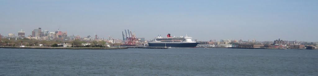 New York City Ende April 2009 - Auslaufen der Queen Mary 2 by bergameise