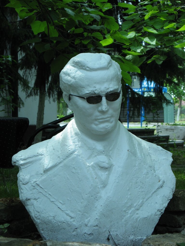 Josip Broz TITO statue in front of Caffe Club "PLATAN" by mdrmoncic